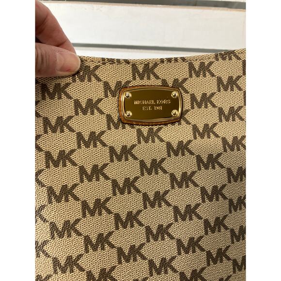 MICHAEL KORS MEDIUM SAFFIANO LEATHER SIGNATURE CROSSBODY BAG - Picture 8 of 16